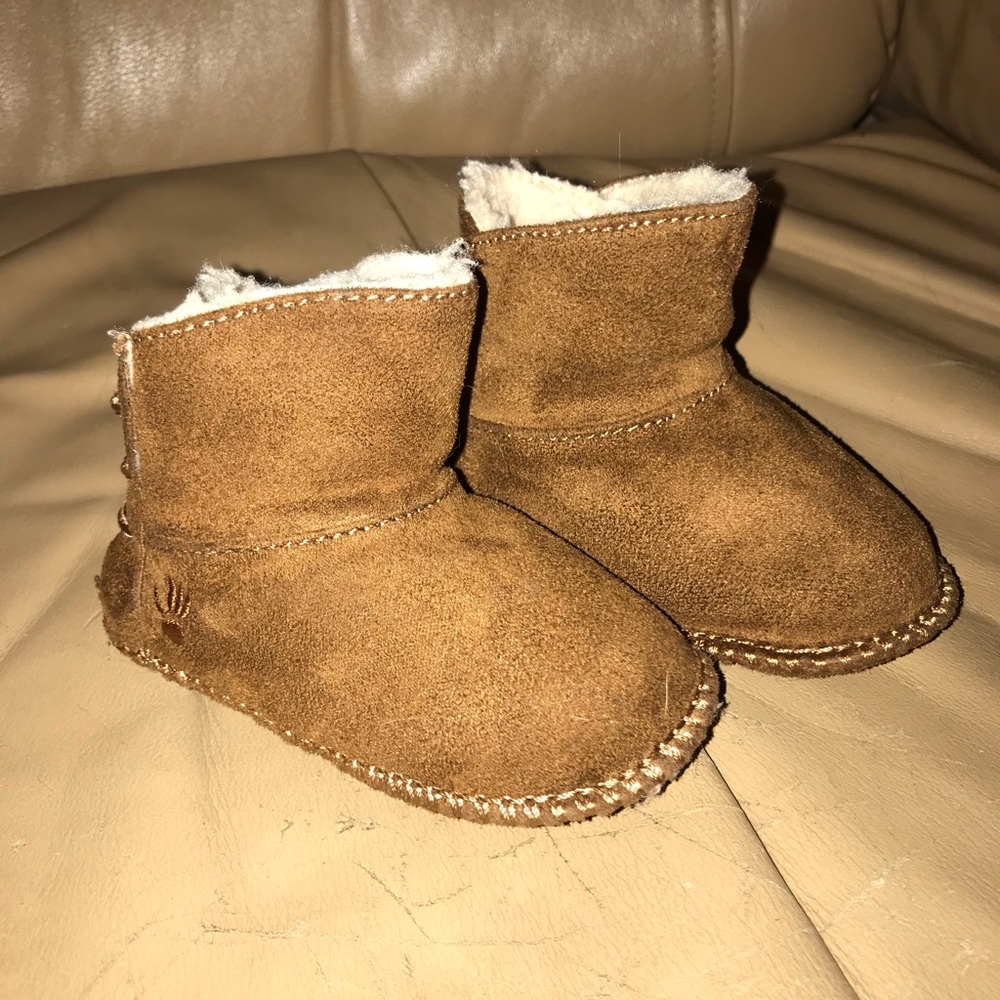 Bear paw infant fuzzy booties